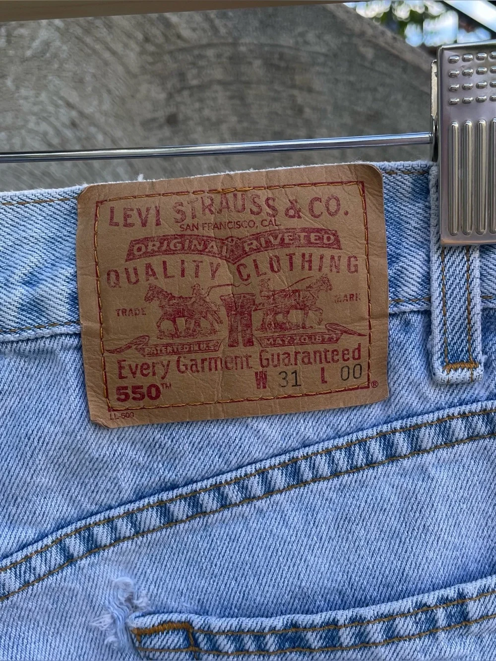 Y2k paper tag Levi’s 550 relaxed fit lightwash jorts size 30”